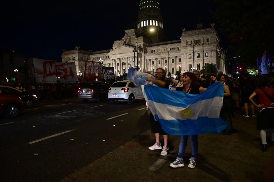 Personas festejan que el proyecto de "ley ómnibus" vuelve al debate en comisiones, lo que se traduce como una derrota del oficialismo hoy en Buenos Aires. Foto: EFE/Matías Martin Campaya