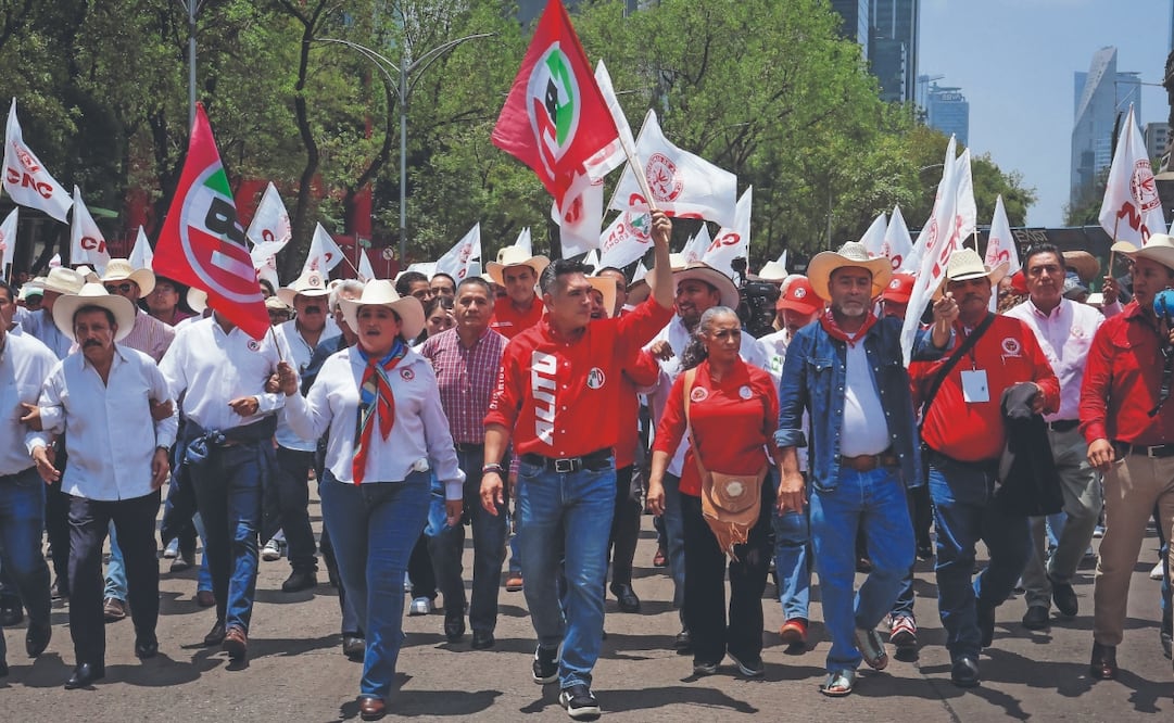 Alito Moreno marchó junto a miles de militantes y simpatizantes priistas del Ángel de la Independencia a la Torre Caballito.  Foto: de Luis Camacho. El Universal