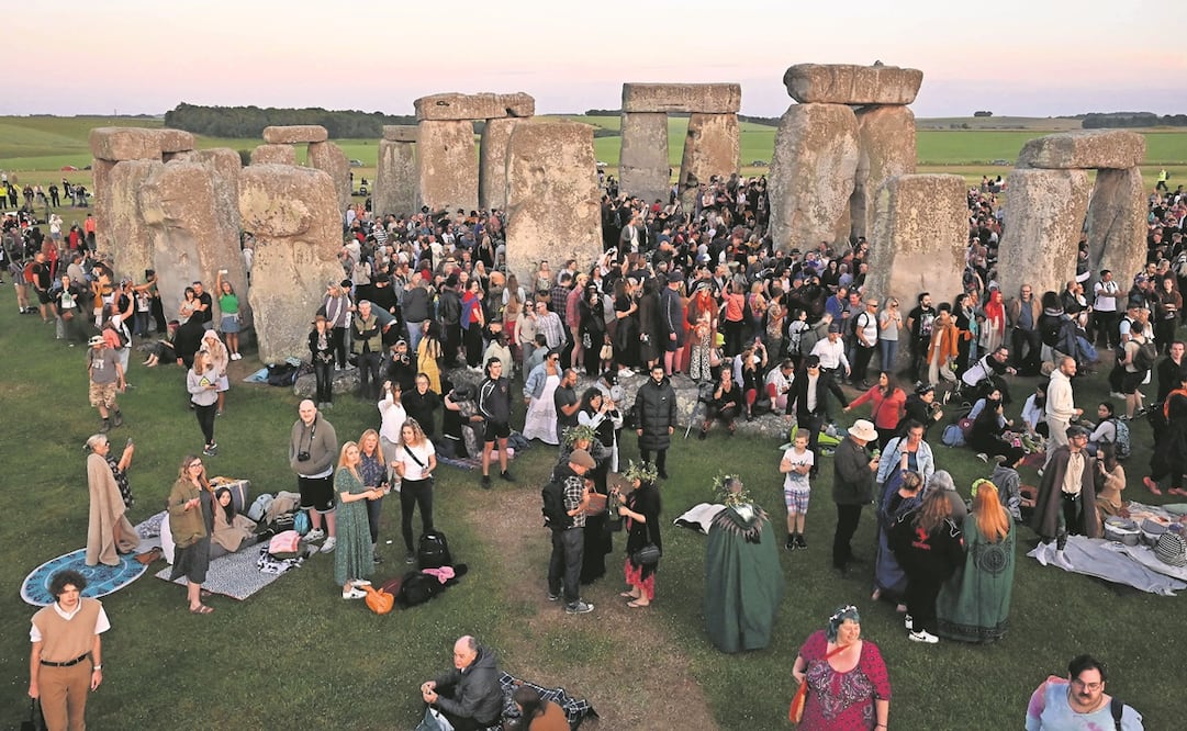 El sol al ponerse cerca de las piedras en Stonehenge, cerca de Amesbury, en Wiltshire, al sur de Inglaterra, el pasado 20 de junio.