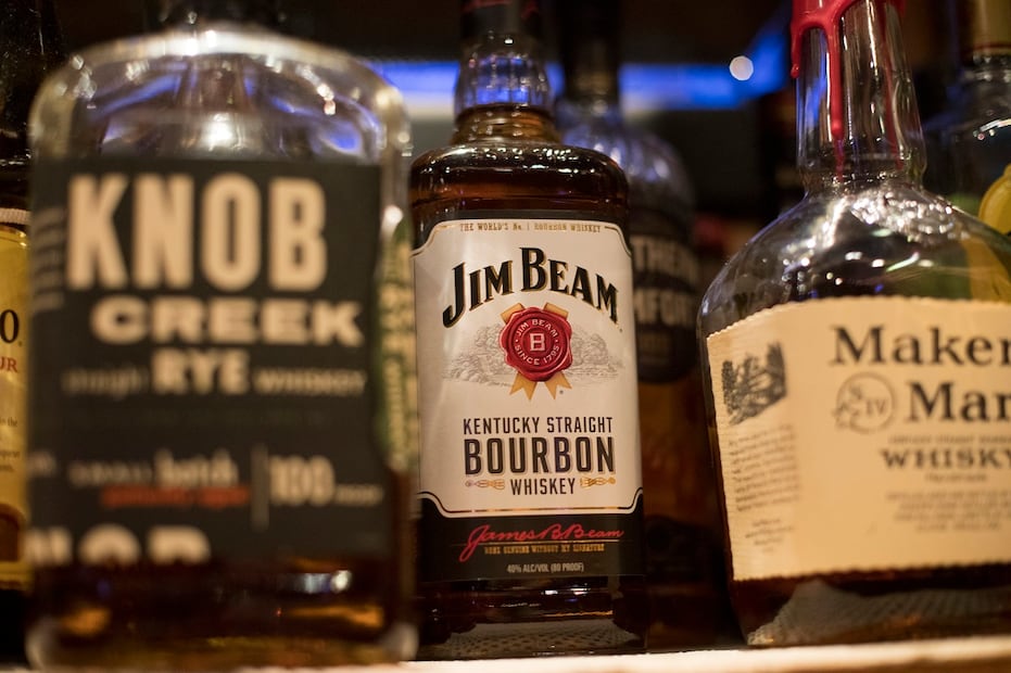 Jim Beam, Knob Creek y otras botellas de alcohol en un bar en Eagle, Colorado, el 25 de diciembre de 2018. Foto: AP