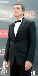 Banderas prende la llama latina