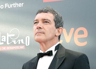 Banderas prende la llama latina