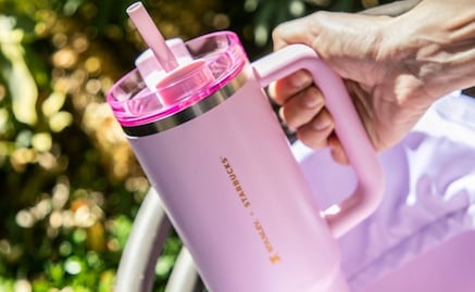 Starbucks restringe la venta de productos como el vaso rosa; ¿quiénes podrán adquirirlos?