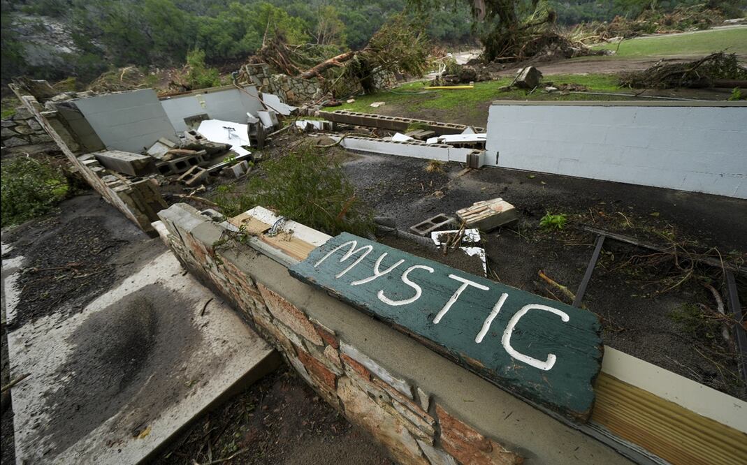 Un letrero de Camp Mystic se observa cerca de la entrada del lugar, a orillas del río Guadalupe en Hunt, Texas, el sábado 5 de julio de 2025, después de que una inundación repentina arrasara la zona. Foto: AP/Archivo