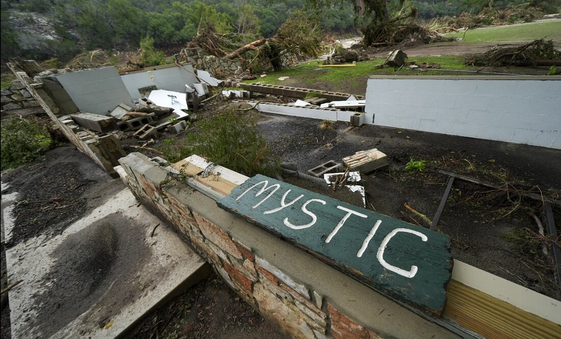 Un letrero de Camp Mystic se observa cerca de la entrada del lugar, a orillas del río Guadalupe en Hunt, Texas, el sábado 5 de julio de 2025, después de que una inundación repentina arrasara la zona. Foto: AP/Archivo