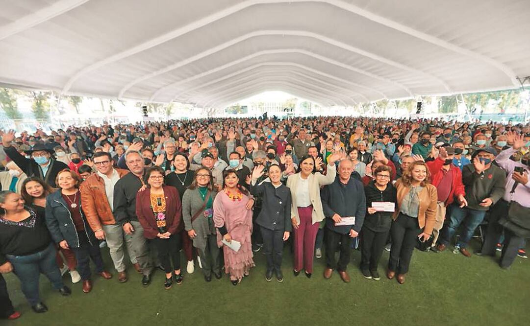 Claudia Sheinbaum y Ariadna Montiel, en la entrega de tarjetas del Bienestar en Iztapalapa. Foto: Especial