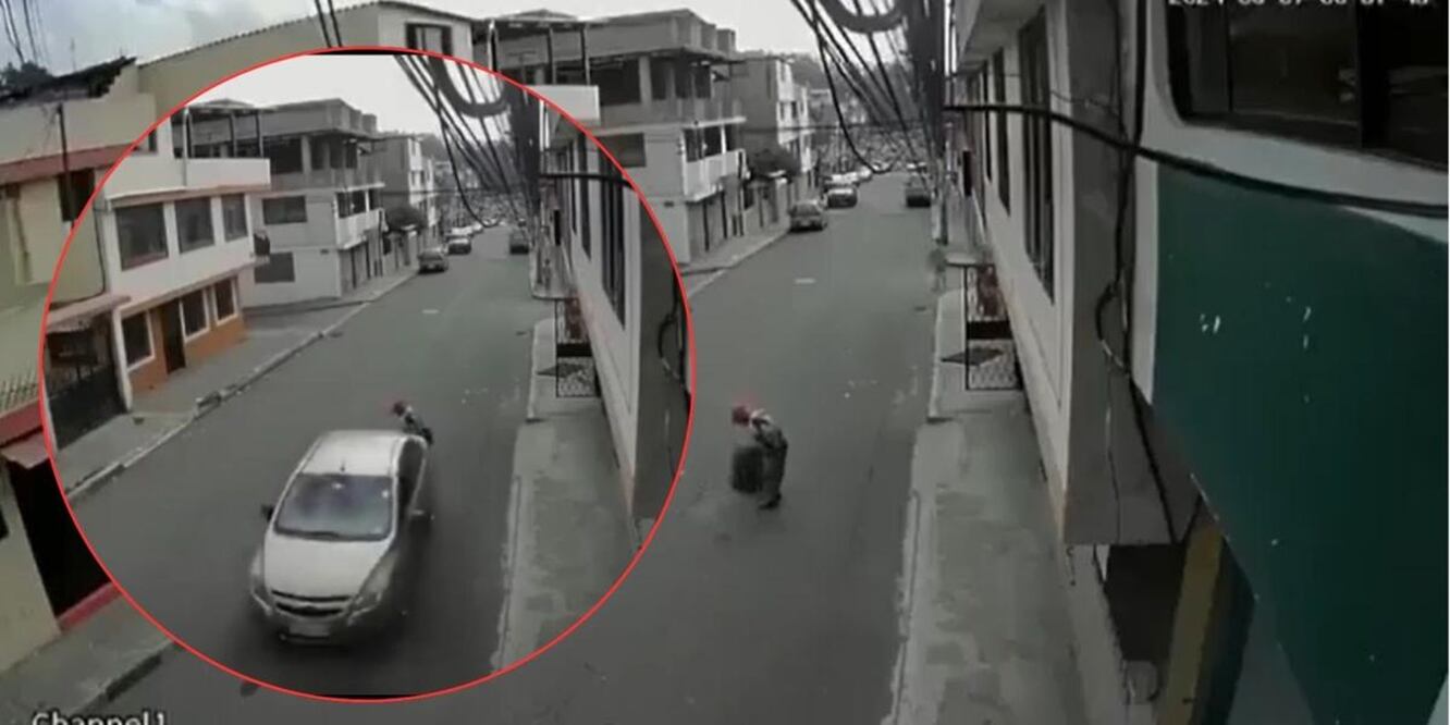 Una cámara del lugar captó el momento en que un conductor atropella a un hombre mayor en Ecuador y luego arrastra el cuerpo a la banqueta. FOTO: CAPTURA
