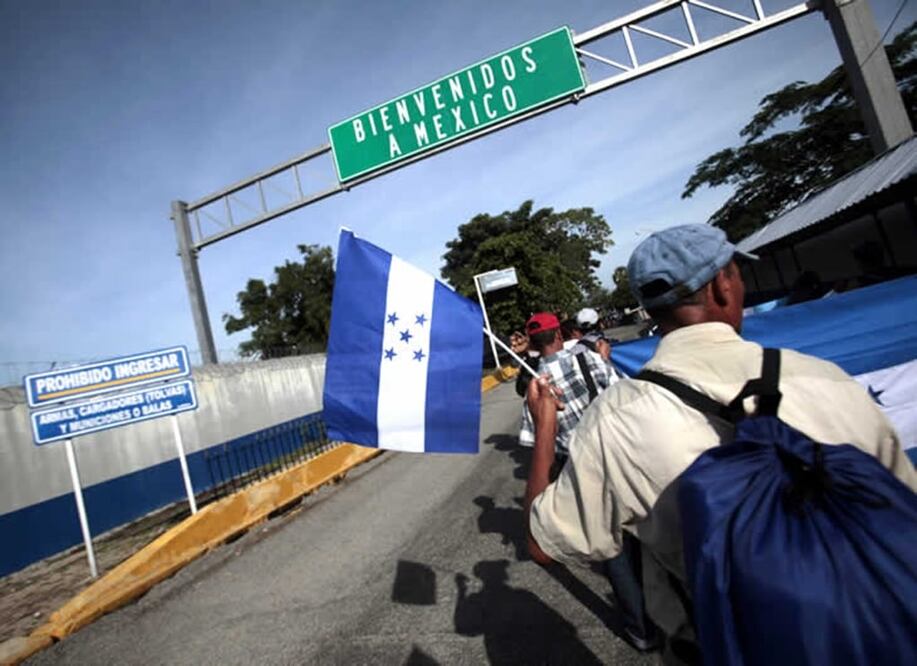 In this file photo, members of the so-called "Caravan of Peace" are seen entering Mexico through the Guatemala-Mexico border during a symbolic protest demanding an end to human rights abuses against migrants. (EL UNIVERSAL / file photo)