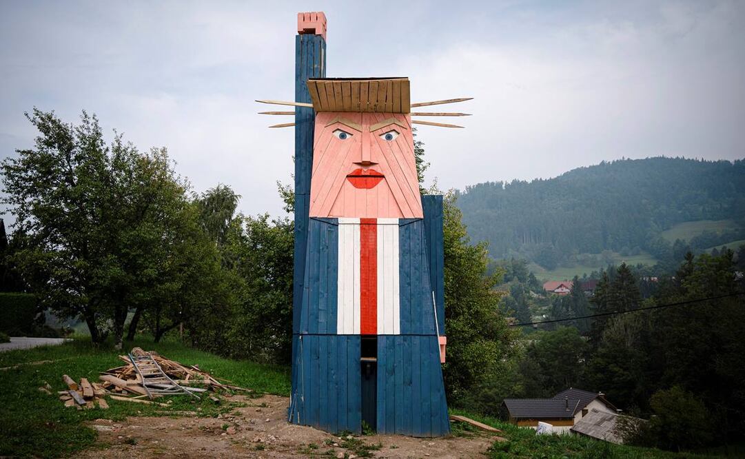 La estatua con la imagen de Donald Trump fue instalada el verano del año pasado en Eslovenia (Fotos: AFP y AP)