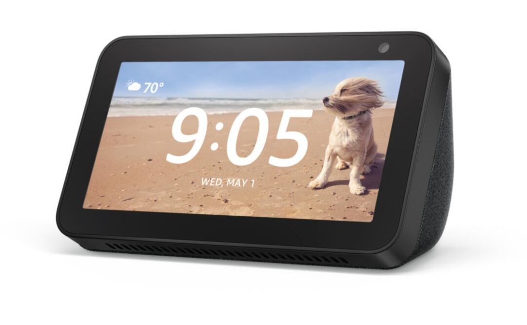 En términos de seguridad y privacidad, Amazon asegura que los Echo tienen múltiples capas de protección. Físicamente, incluyen  botón de apagado en cámaras y micrófonos