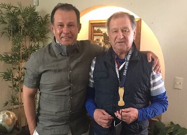 Juan Reynoso cumple y regala medalla de campeón a Enrique Meza