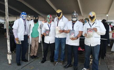 "Luchadores" vacunan contra Covid-19 a jóvenes de Nezahualcóyotl