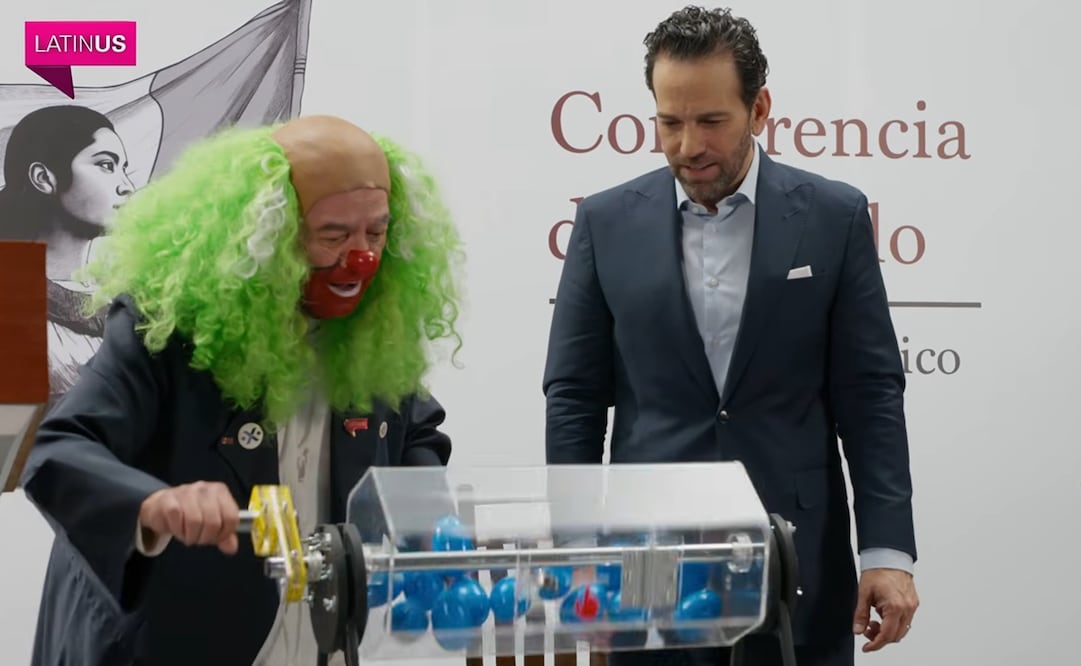 Brozo y Loret presentaron el “oráculo de los huevos azules, que se ha usado en este gobierno como una forma de acudir a los dioses”. Foto: YouTube