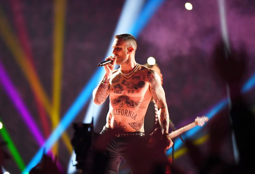 El líder de Maroon 5 se quitó la playera y encendió el ambiente del partido / Fotos: REUTERS