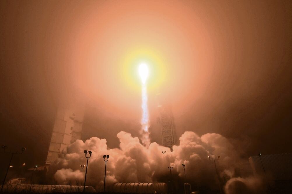 La sonda InSight de la NASA despegó a las 04:05 horas locales de ayer desde la base de Vandenberg, California. El proyecto costó 993 millones de dólares. (ROBYN BECK. AFP)