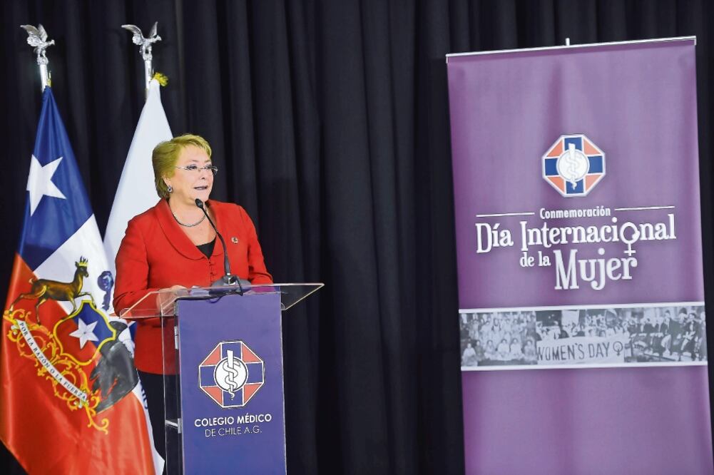 La presidenta Michelle Bachelet, ayer durante un acto conmemorativo del Día Internacional de la Mujer en Santiago de Chile. (EFE)