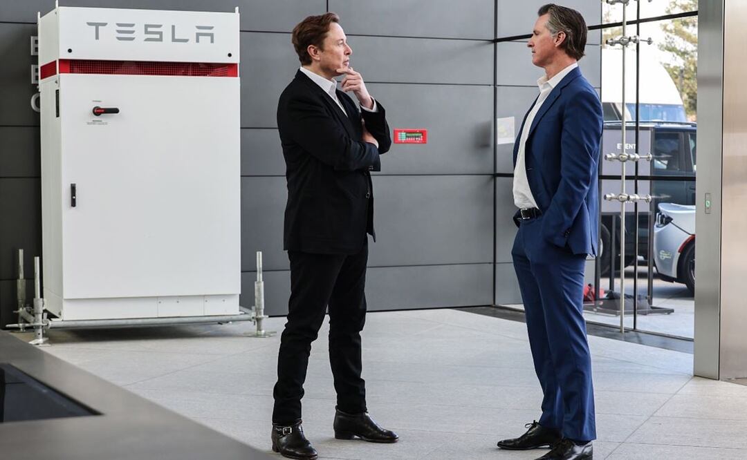 Elon Musk dialoga con el gobernador de California, Gavin Newsom, durante un recorrido por la nueva sede mundial de ingeniería e IA de Tesla en Palo Alto, California. FOTO: EFE
