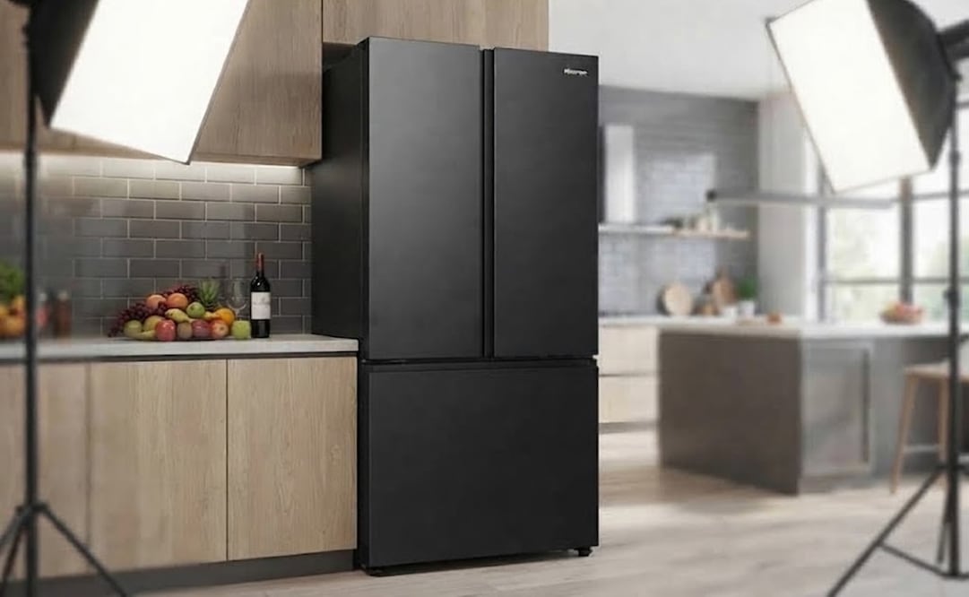 Este refrigerador brilla por su gran capacidad y su diseño de puertas francesas. Foto: IA