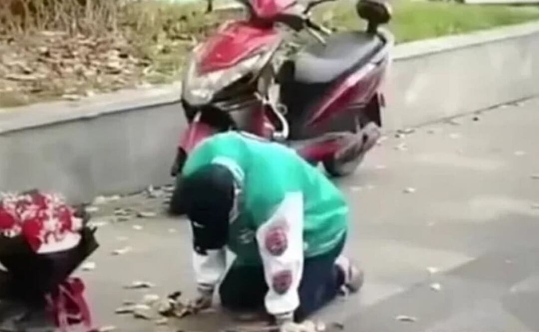 Durante 21 horas este joven permaneció arrodillado para que su novia lo perdonara. Foto: Redes sociales