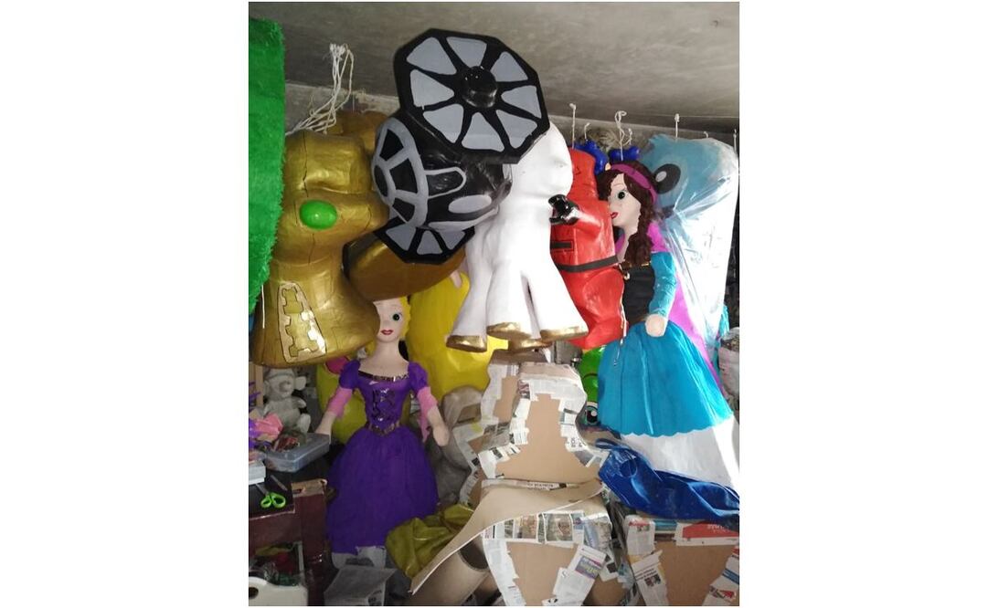 Hugo Mena y su familia esperan que en la última época del año mejoren las ventas y no deban dejar el negocio de piñatas. ESPECIAL