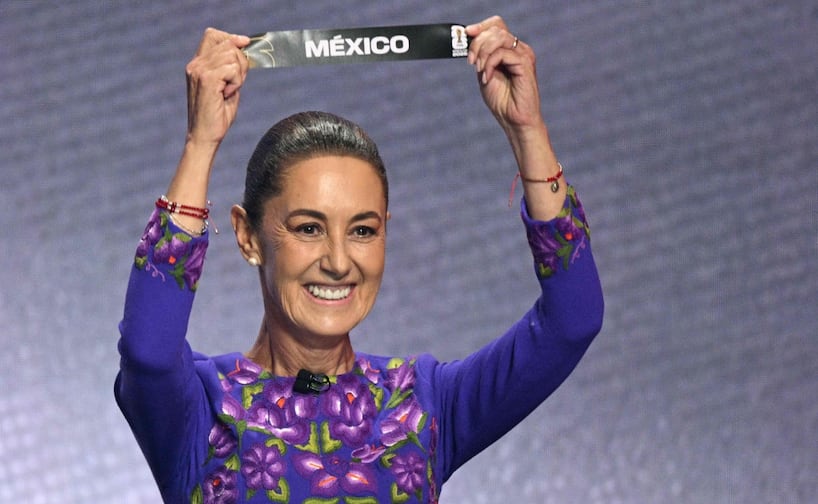 La presidenta de México, Claudia Sheinbaum, muestra la tarjeta que dice México durante el sorteo para la Copa Mundial de Fútbol de la FIFA 2026 que se llevará a cabo en Estados Unidos, Canadá y México, en el Kennedy Center, en Washington, DC, el 5 de diciembre de 2025. Foto: AFP