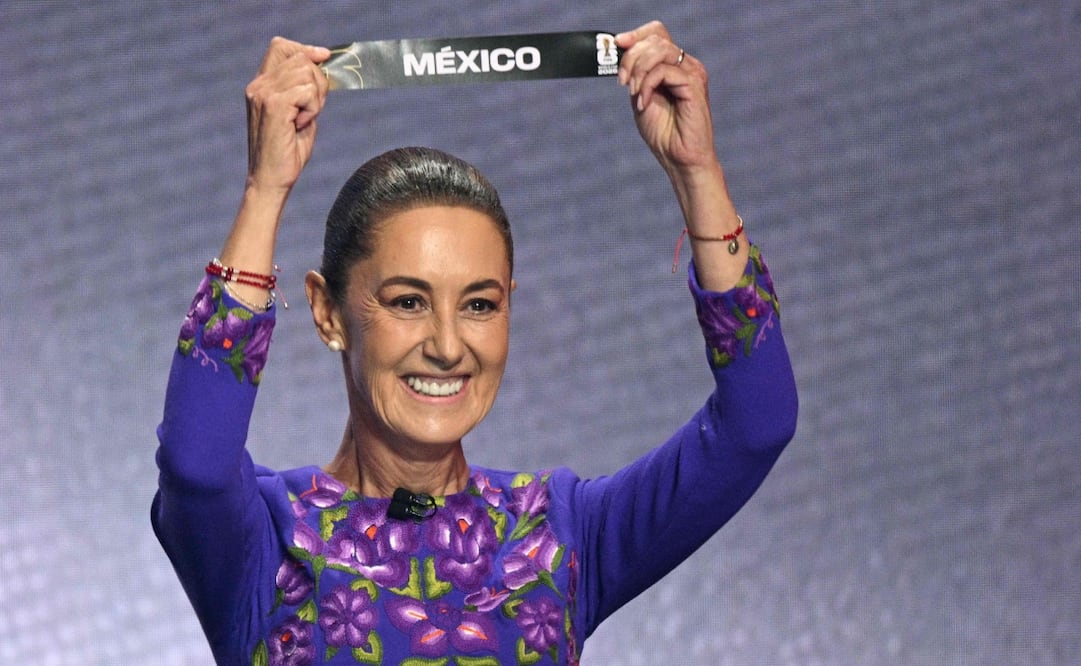 La presidenta de México, Claudia Sheinbaum, muestra la tarjeta que dice México durante el sorteo para la Copa Mundial de Fútbol de la FIFA 2026 que se llevará a cabo en Estados Unidos, Canadá y México, en el Kennedy Center, en Washington, DC, el 5 de diciembre de 2025. Foto: AFP