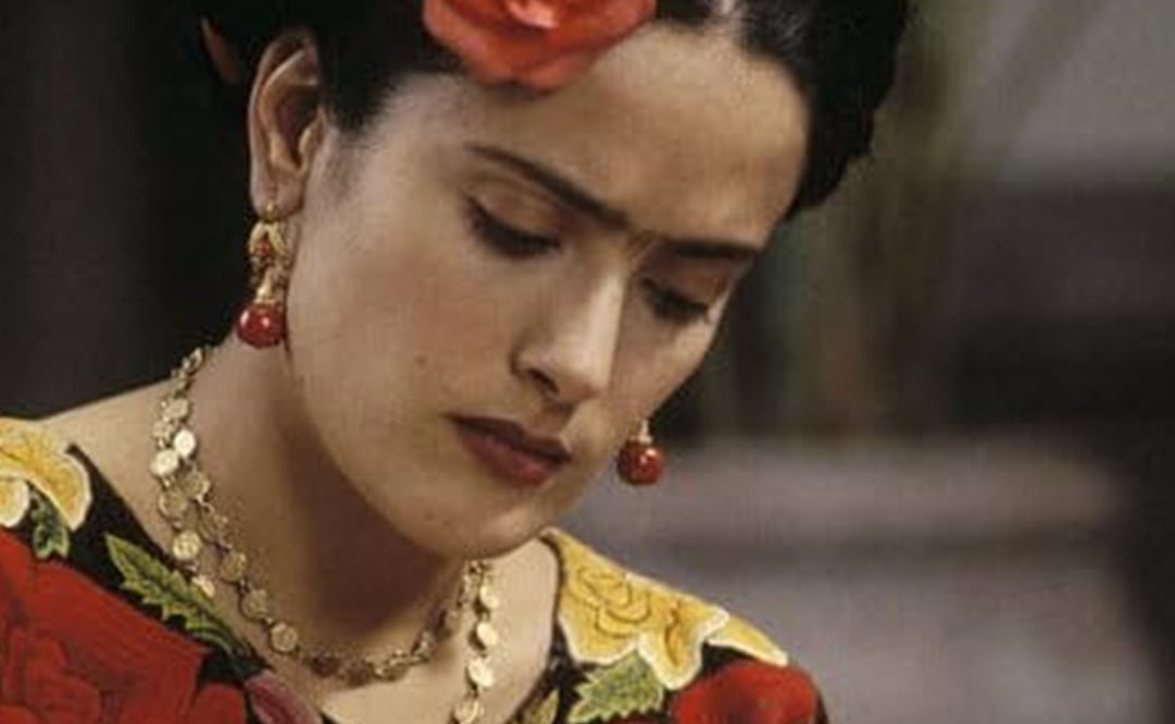 En noviembre de 2002, casi año y medio después de aquél encuentro con la prensa en los Estudios Churubusco, Salma desfiló por la explanada del Palacio de Bellas Artes para la premier de “Frida”. Foto: IMDb.