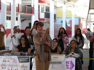 En su bastión y en la escuela donde dio clases, Delfina Gómez vota en comicios y confía en hacer historia