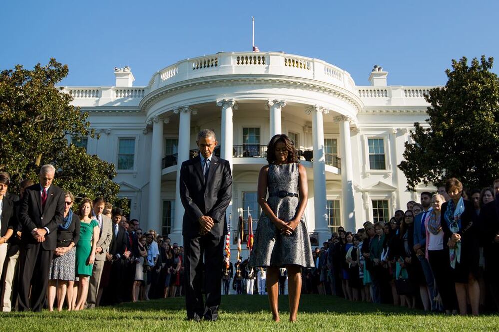 El presidente de Estados Unidos, Barack Obama, y su esposa, Michelle, guardaron un minuto de silencio en los jardines de la Casa Blanca en memoria de las víctimas de los atentados terroristas del 11 de septiembre de 2001. 