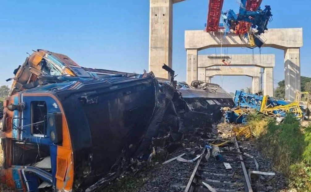 Fotografía cedida que muestra el accidente de un tren este miércoles, en Nakhon Ratchasima (Tailandia). Al menos cuatro personas perdieron la vida y otras 30 resultaron heridas este miércoles en Tailandia tras la caída de una grúa de construcción sobre un tren de pasajeros que cubría la ruta de Bangkok a Ubon Ratchatani (noreste), con decenas de personas a bordo. Foto: EFE