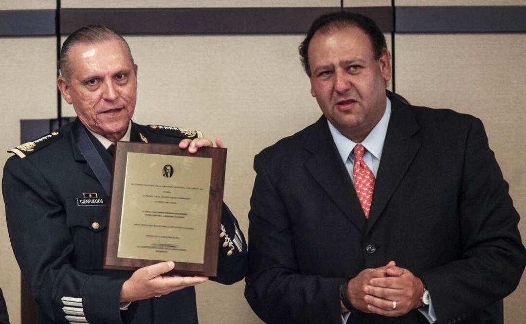 El secretario Salvador Cienfuegos fue distinguido con la presea General Joaquín Amaro Domínguez por el Consejo Nacional de la Abogacía. FOTO: IVÁN STEPHENS. EL UNIVERSAL