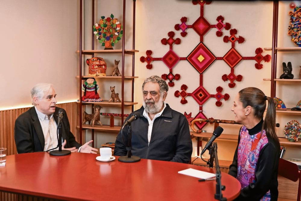 Claudia Sheinbaum grabó su podcast acompañada de Pedro Miguel, consejero de Morena, y el caricaturista Rafael Barajas, El Fisgón. Foto: Especial