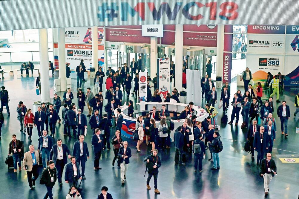 Visitantes durante el Mobile World Congress 2018. El evento, realizado en Barcelona, reúne a los líderes de la industria de telecomunicaciones. (JOSEP LAGO. AFP)