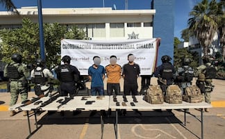 Aseguran armas y vehículos robados en Nuevo Altata, Sinaloa; detienen a cinco personas