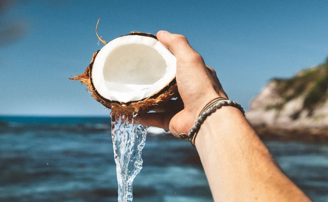 El agua de coco es refrescante e hidratante / Foto: Arnie Watkins / Pexels 
