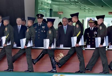 Encabeza AMLO graduación de sargentos en Puebla