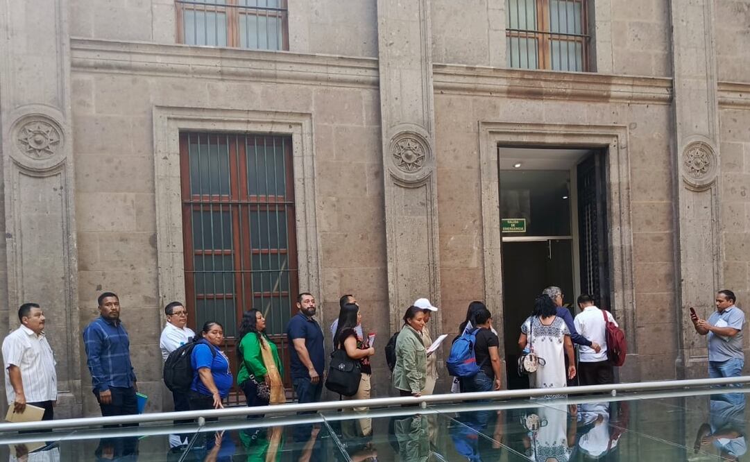 Integrantes de la CNTE llegaron a Palacio Nacional para un encuentro con AMLO. Foto: Pedro Villa y Caña / EL UNIVERSAL