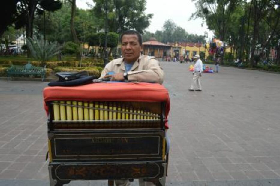 Los organilleros son personajes que desde hace siglos son parte del paisaje capitalino. Su música tan caraterística trae recuerdos y nostalgia a muchos. Archivo EL UNIVERSAL.