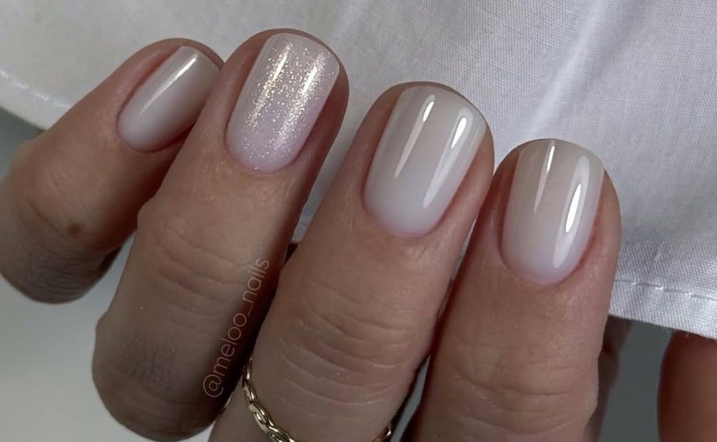 Uñas cloud dancer. Foto: Instagram @meloo_nails