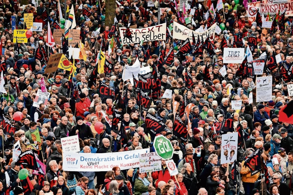 Los asistentes a la manifestación de ayer en Hannover portaron pancartas contra el acuerdo de Asociación Transatlántica para el Comercio y las Inversiones (TTIP) (KAI PFAFFENBACH. REUTERS)