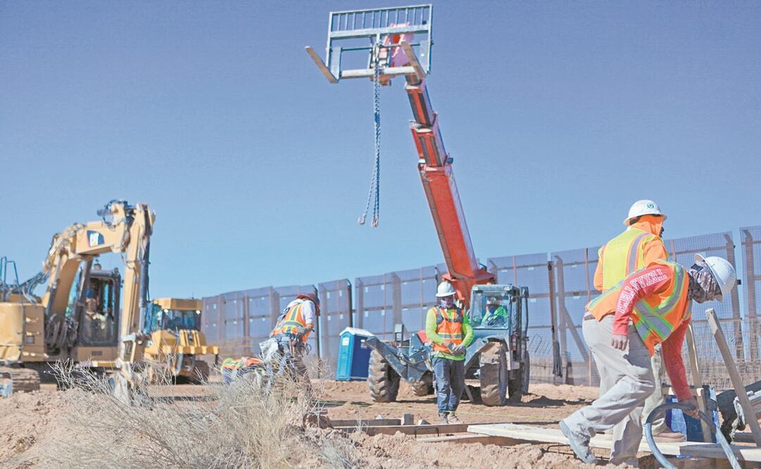 Obreros cerca del muro en Ciudad Juárez, Chihuahua, el 12 de enero. La migración será uno de los temas prioritarios entre México y EU, con la administración de Joe Biden, dicen especialistas. Foto: ARCHIVO EFE