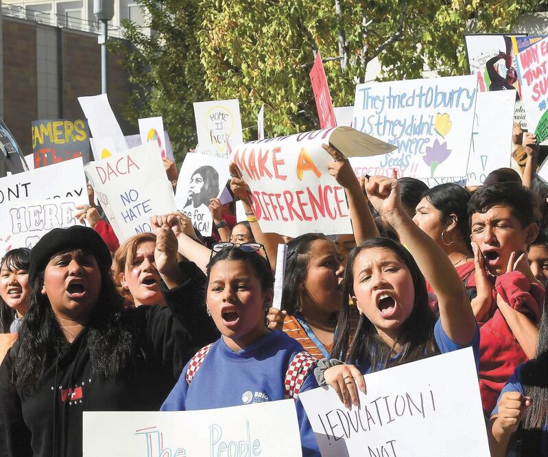 Estudiantes y defensores del programa DACA se manifestaron ayer en Los Ángeles en solidaridad con los demandantes del gobierno de Trump, que estuvieron ante la Suprema Corte en Washington. FREDERIC. J. BROWN. AFP