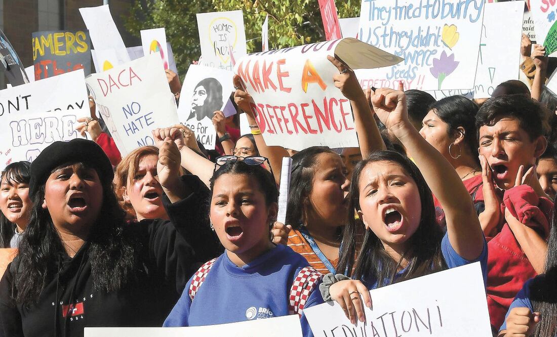 Estudiantes y defensores del programa DACA se manifestaron ayer en Los Ángeles en solidaridad con los demandantes del gobierno de Trump, que estuvieron ante la Suprema Corte en Washington. FREDERIC. J. BROWN. AFP