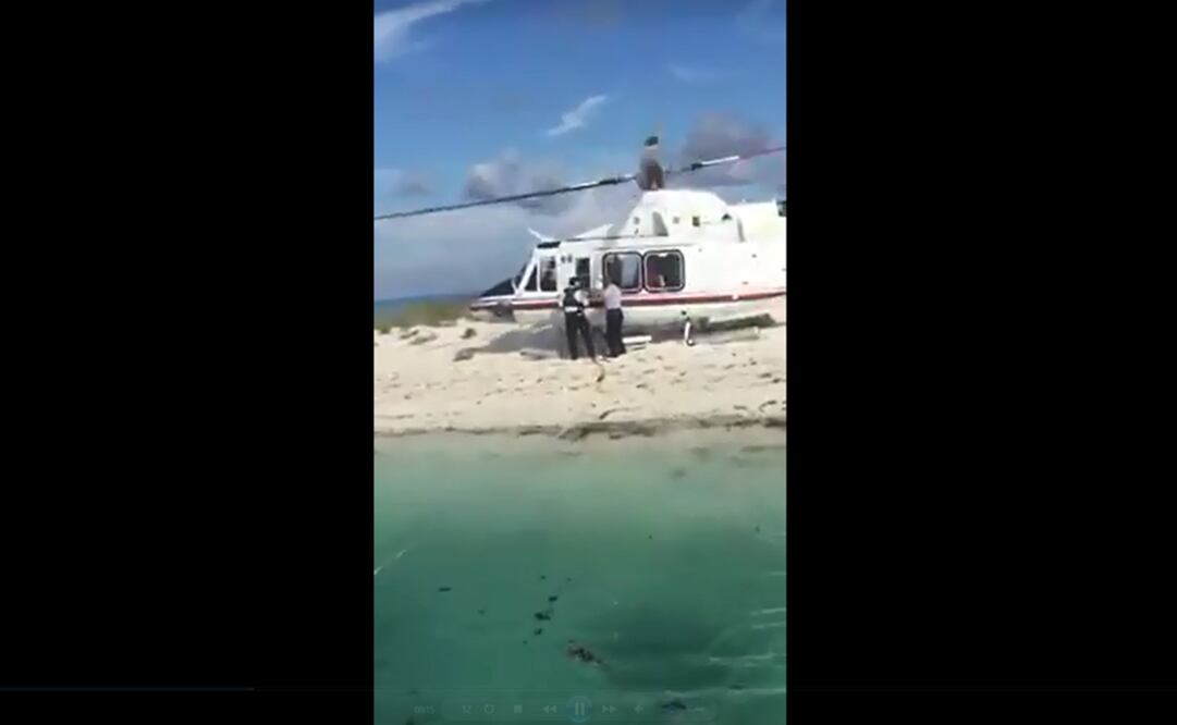 Un helicóptero fue captado descendiendo en el Arrecife Alacranes frente a la costa de Yucatán, en donde sus pasajeros se subieron a un yate que los esperaba en el lugar. FOTO: tomada del video
