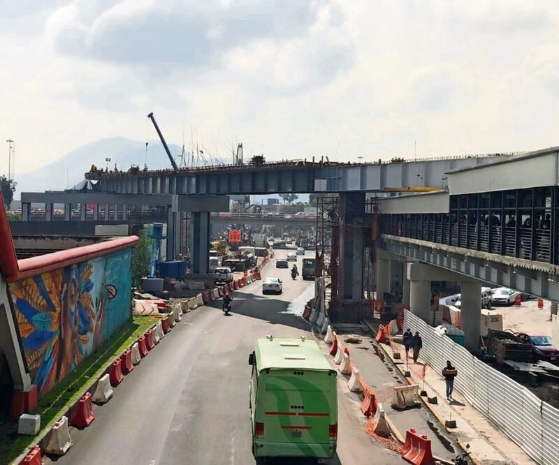 En un recorrido por la zona de la obra, que abarca Eje 8 Sur y Ermita-Iztapalapa, se pudo constatar que la dovela a la altura de Periférico, la cual estaba pendiente, ya fue instalada. Foto: Laura Arana/EL UNIVERSAL