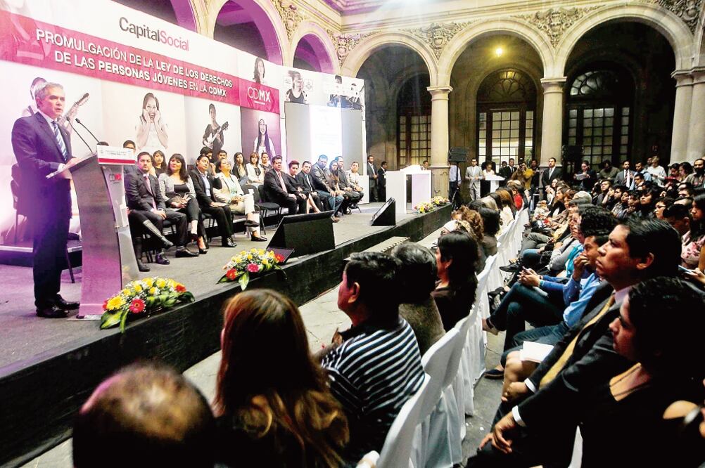 El jefe de Gobierno capitalino, Miguel Ángel Mancera, aseguró que la nueva ley para jóvenes, no es paternalista y obedece a una serie de recomendaciones de la CDHDF por el caso News Divine (ESPECIAL)