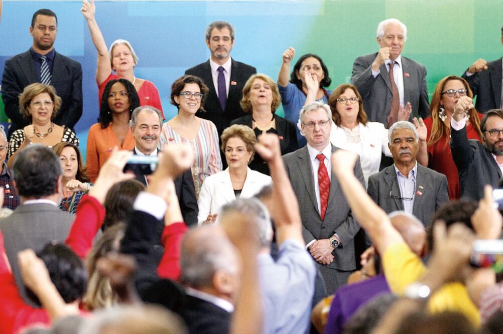 La presidenta brasileña, Dilma Rousseff (centro), durante un acto con profesores y estudiantes, ayer, en el Palacio del Planalto, en Brasilia (FERNANDO BIZERRA JR. EFE)