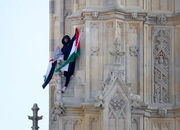 Un hombre con una bandera palestina sube a la torre del Big Ben; provoca movilización de servicios de emergencia