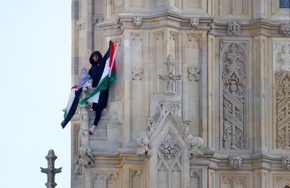 Un hombre con una bandera palestina sube a la torre del Big Ben; provoca movilización de servicios de emergencia
