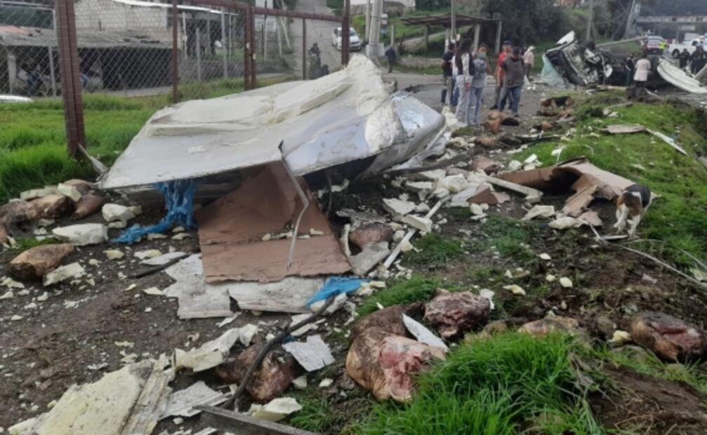 Tráiler que transportaba carne de cerdo choca contra otro sobre la carretera Federal México - Toluca